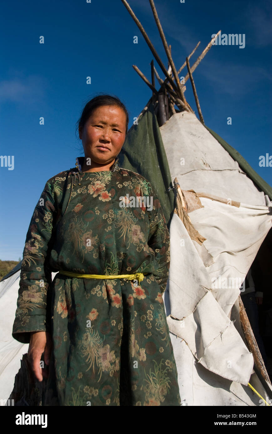 Tsaatan Frau außerhalb der Tipi Norden der Mongolei Stockfoto