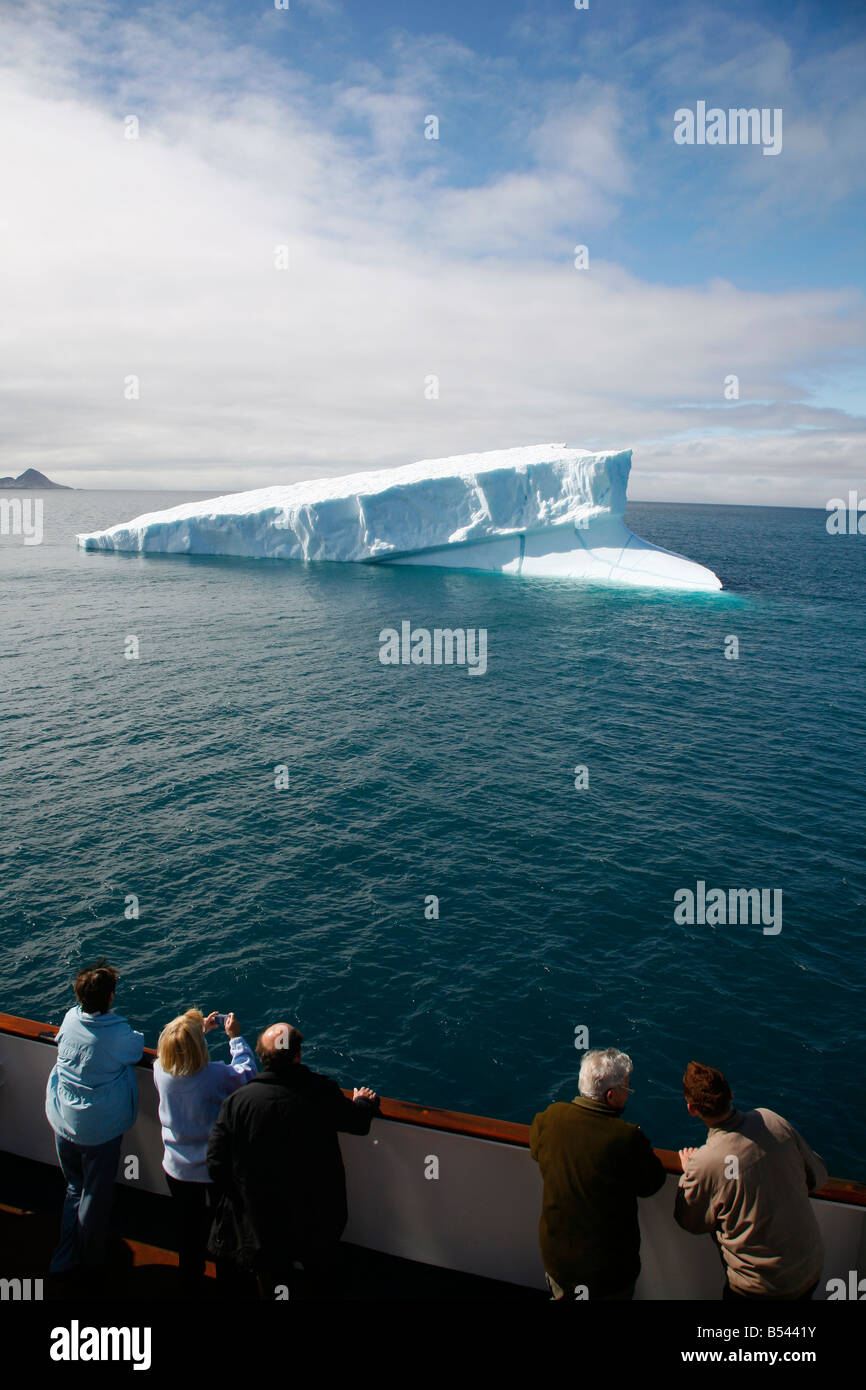 Aug 2008 - Schiff Passagiere auf einer Kreuzfahrt Blick auf einem Eisberg in Arsuk Fjord entlang der Südwestküste Grönlands Stockfoto