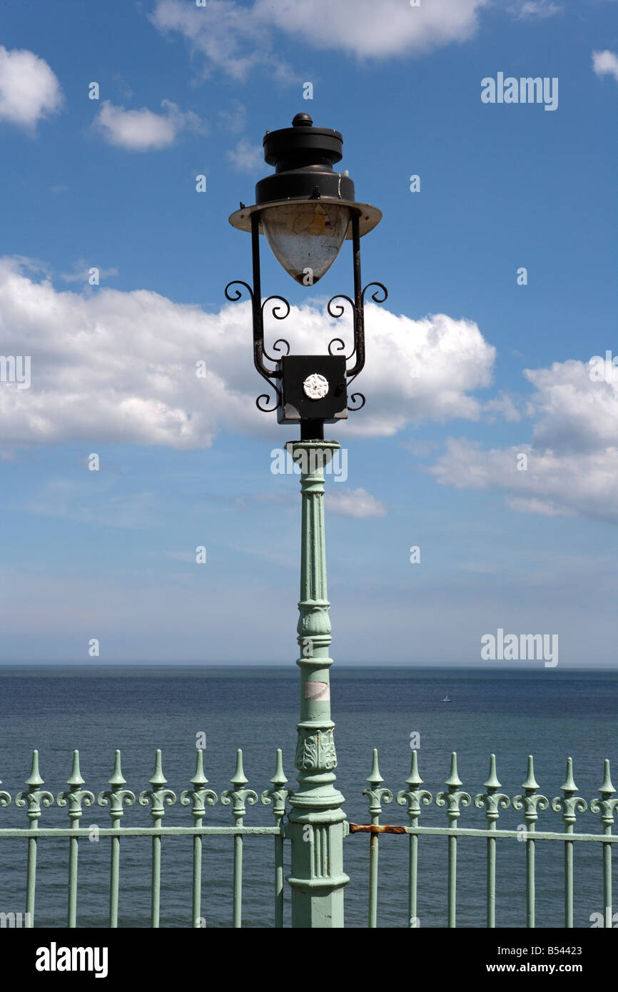 Viktorianische Laternenpfahl und Geländer Scarborough Stockfoto