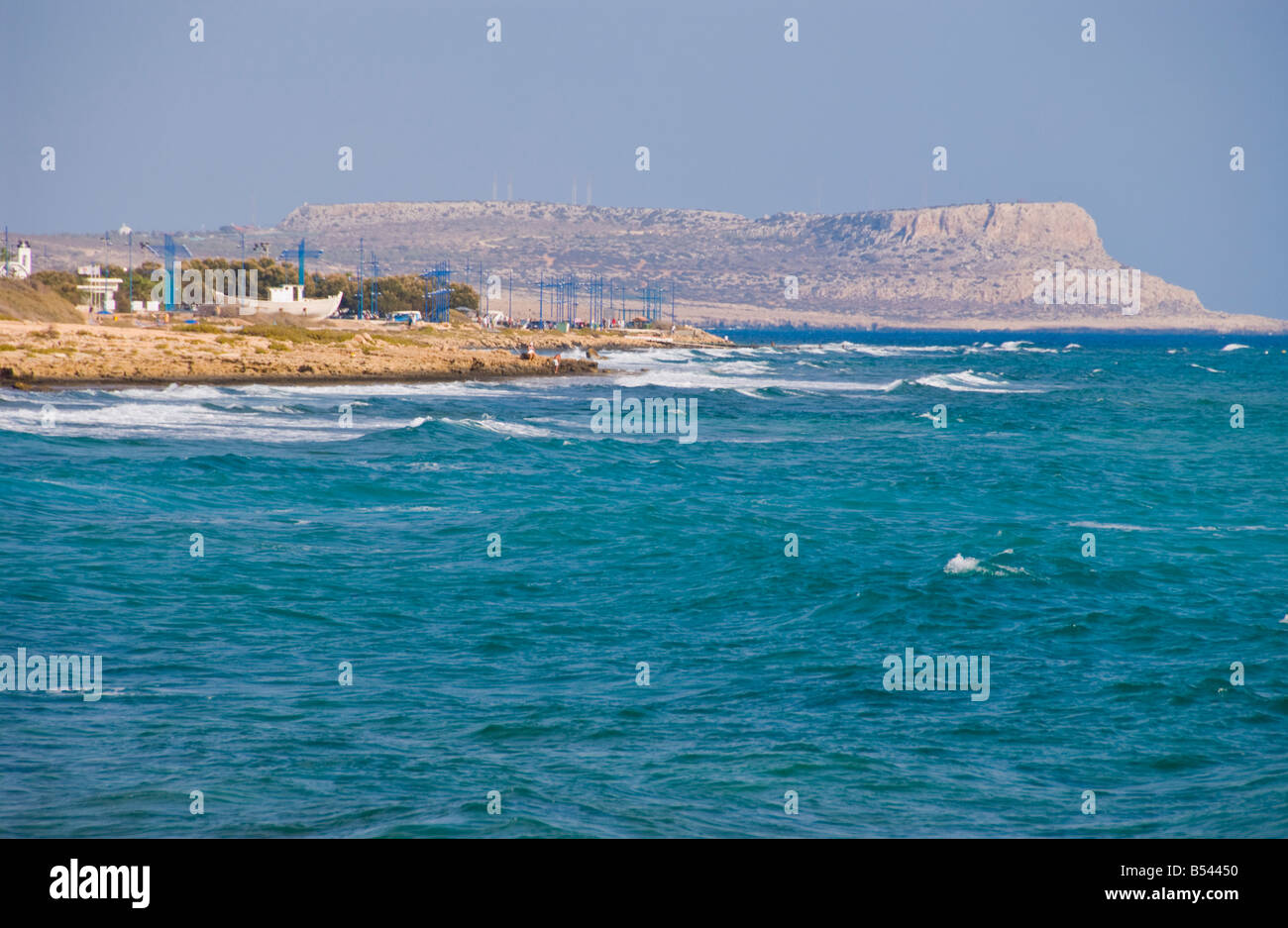 Blick über den Strand in der Nähe von Ayia Napa auf der Mittelmeer Insel Zypern EU mit Cape Greko in der Ferne Stockfoto