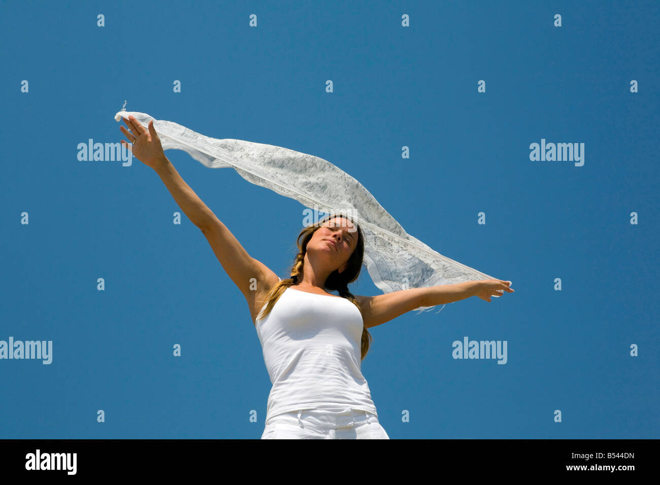 Modell hält Coth im warmen wind Stockfoto