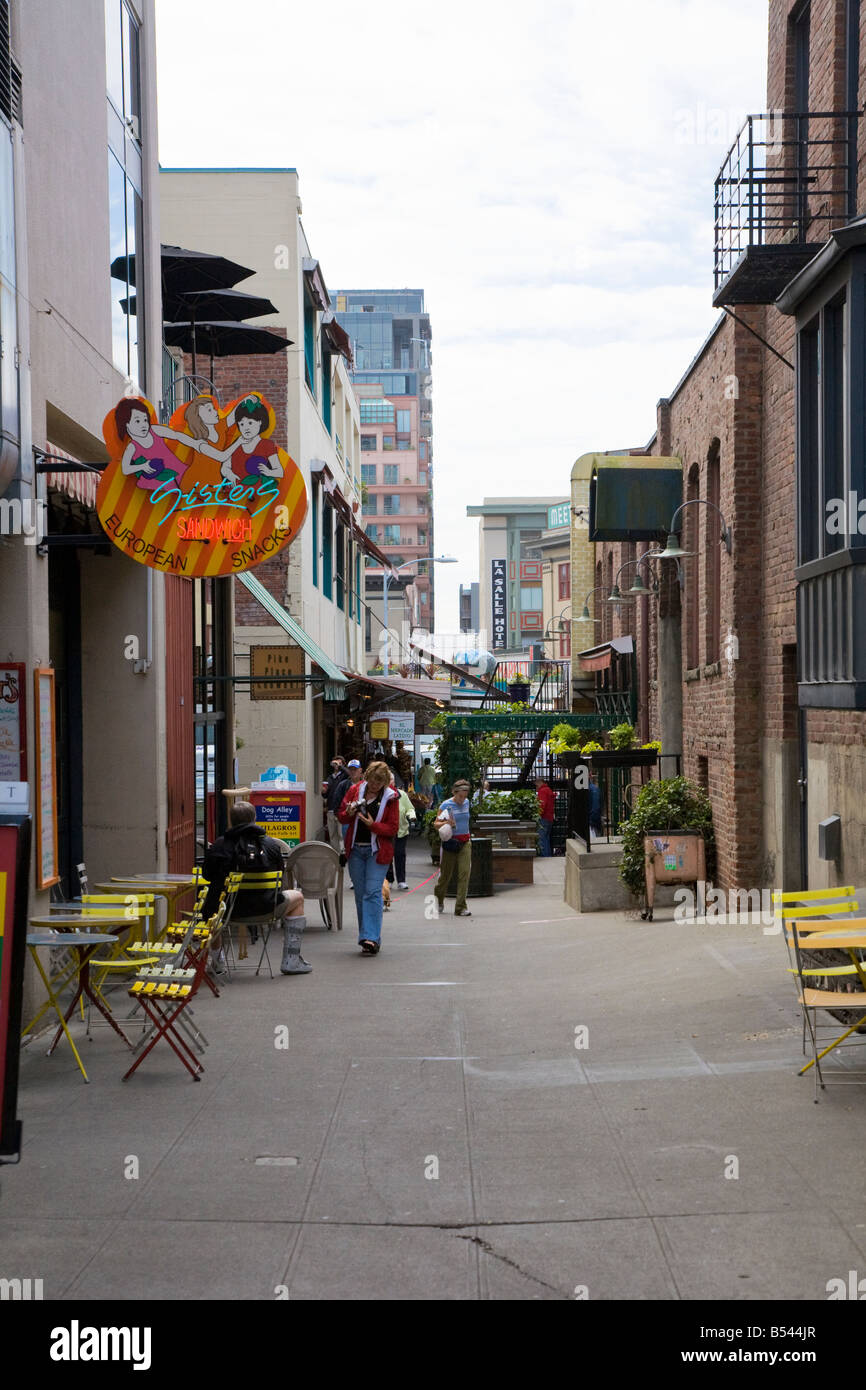 Menschen zu Fuß vorbei an Schwestern Sandwich-Shop in Post-Gasse in der Innenstadt von Seattle, Washington, USA Stockfoto