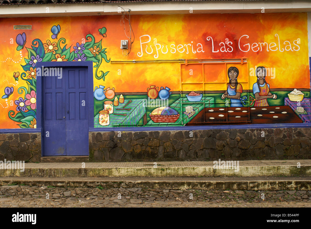 Wandbild an der Außenwand ein Pupuseria in dem Dorf Ataco im westlichen El Salvador, Mittelamerika Stockfoto