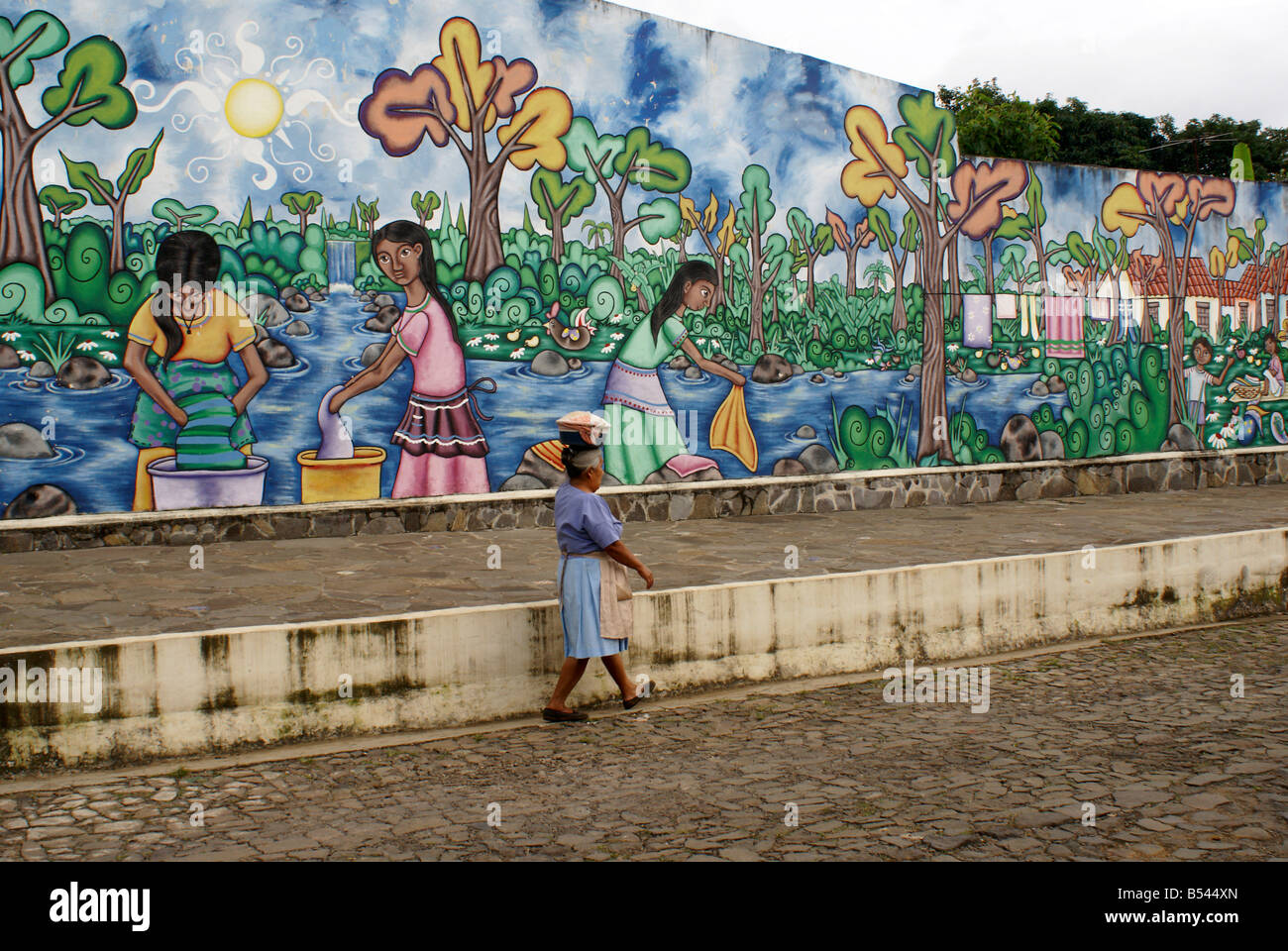 Frau vorbei gehen. Eine bunte Straße Malerei im Dorf im westlichen Ataco El Salvador, Mittelamerika Stockfoto