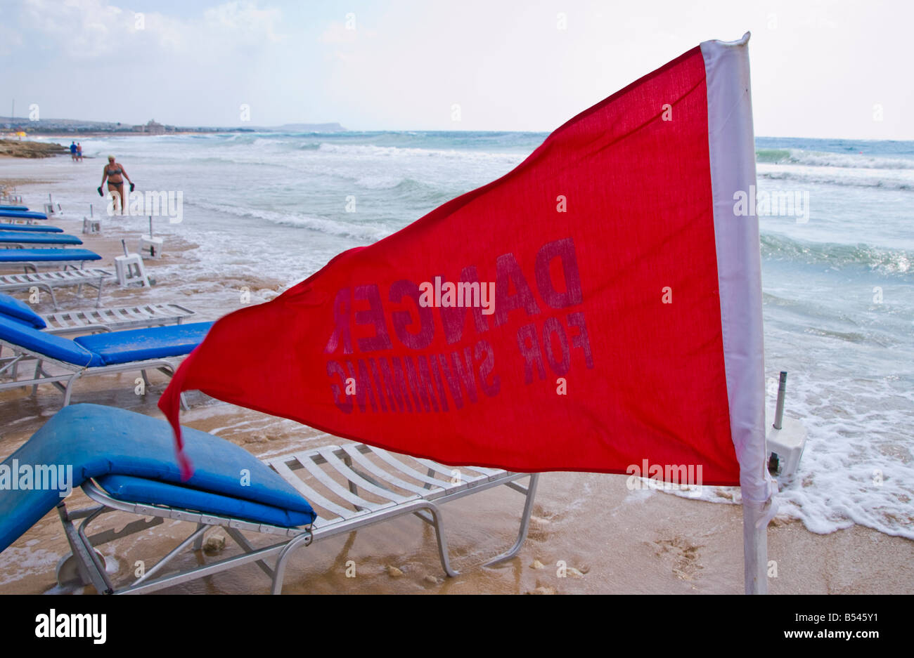 Rote Gefahr für Schwimmen Flagge am Strand von Ayia Napa auf der Mittelmeer Insel Zypern EU Stockfoto Rote Gefahr für Schwimmen Flagge am Strand von Ayia Napa auf der Mittelmeer Insel Zypern EU Stockfoto