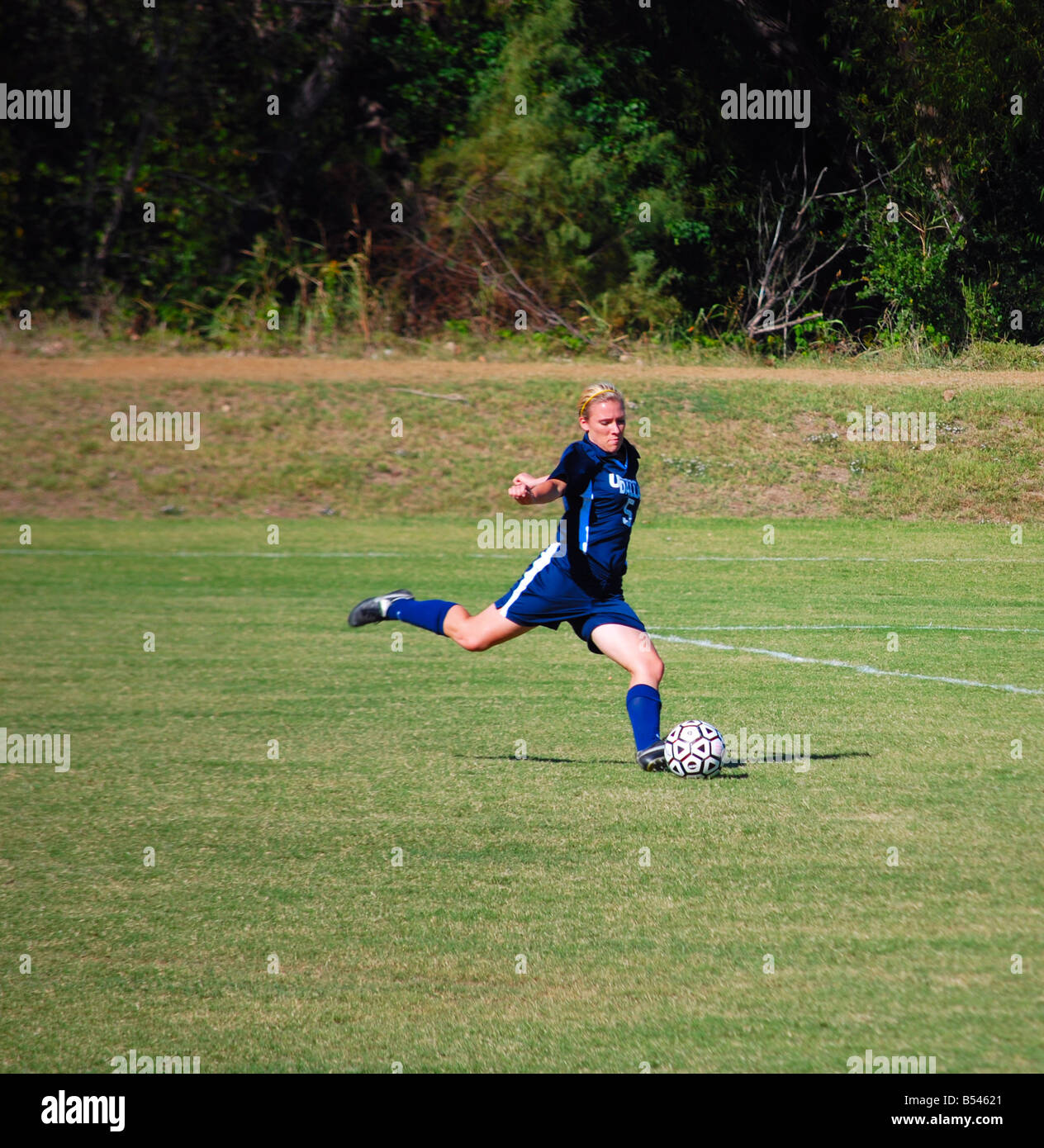 Weibliche Fußball-Spieler einen Ball Stockfoto