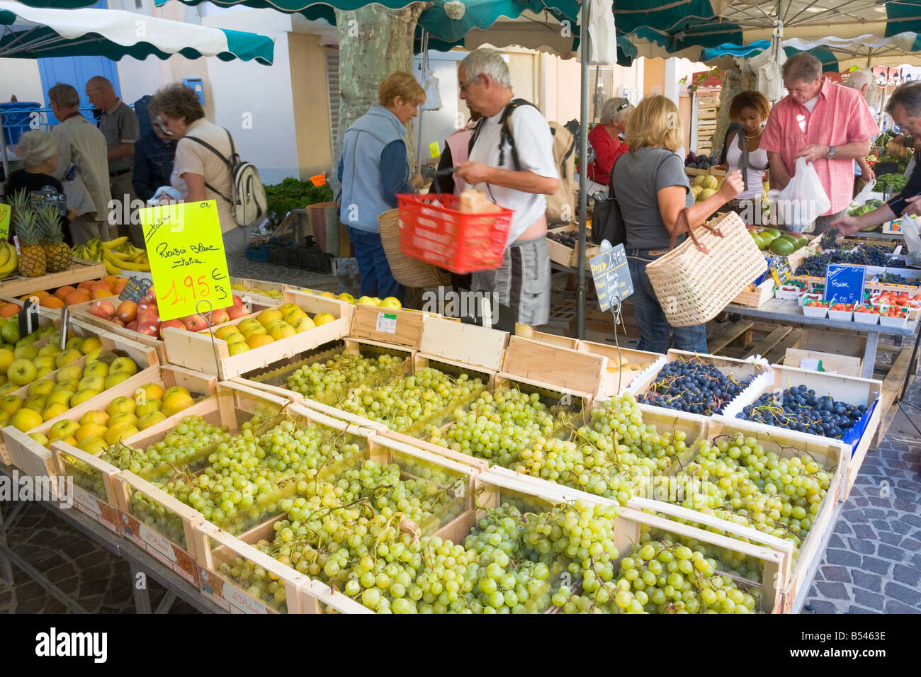 Einkaufen auf einem provenzalischen Wochenmarkt in Sainte-Maxime an der Cote d ' Azur / Provence Stockfoto