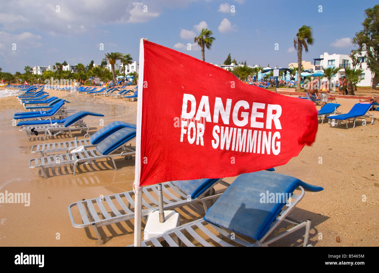 Rote Gefahr für Schwimmen Flagge am Strand von Ayia Napa auf der Mittelmeer Insel Zypern EU Stockfoto Rote Gefahr für Schwimmen Flagge am Strand von Ayia Napa auf der Mittelmeer Insel Zypern EU Stockfoto