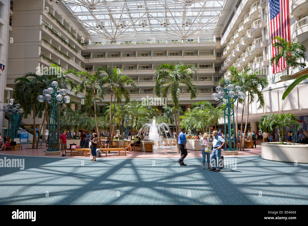 Reisende warten Ankünfte und Abfahrten im Orlando International Flughafen terminal Stockfoto