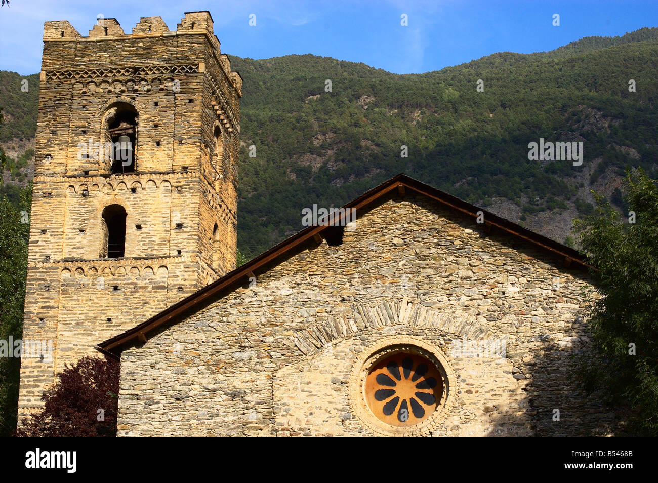 Romanische Kirche von Santa Maria de Ribera de Cardós, katalanischen Pyrenäen, Pallars Sobirà, Lleida, Katalonien, Spanien Stockfoto