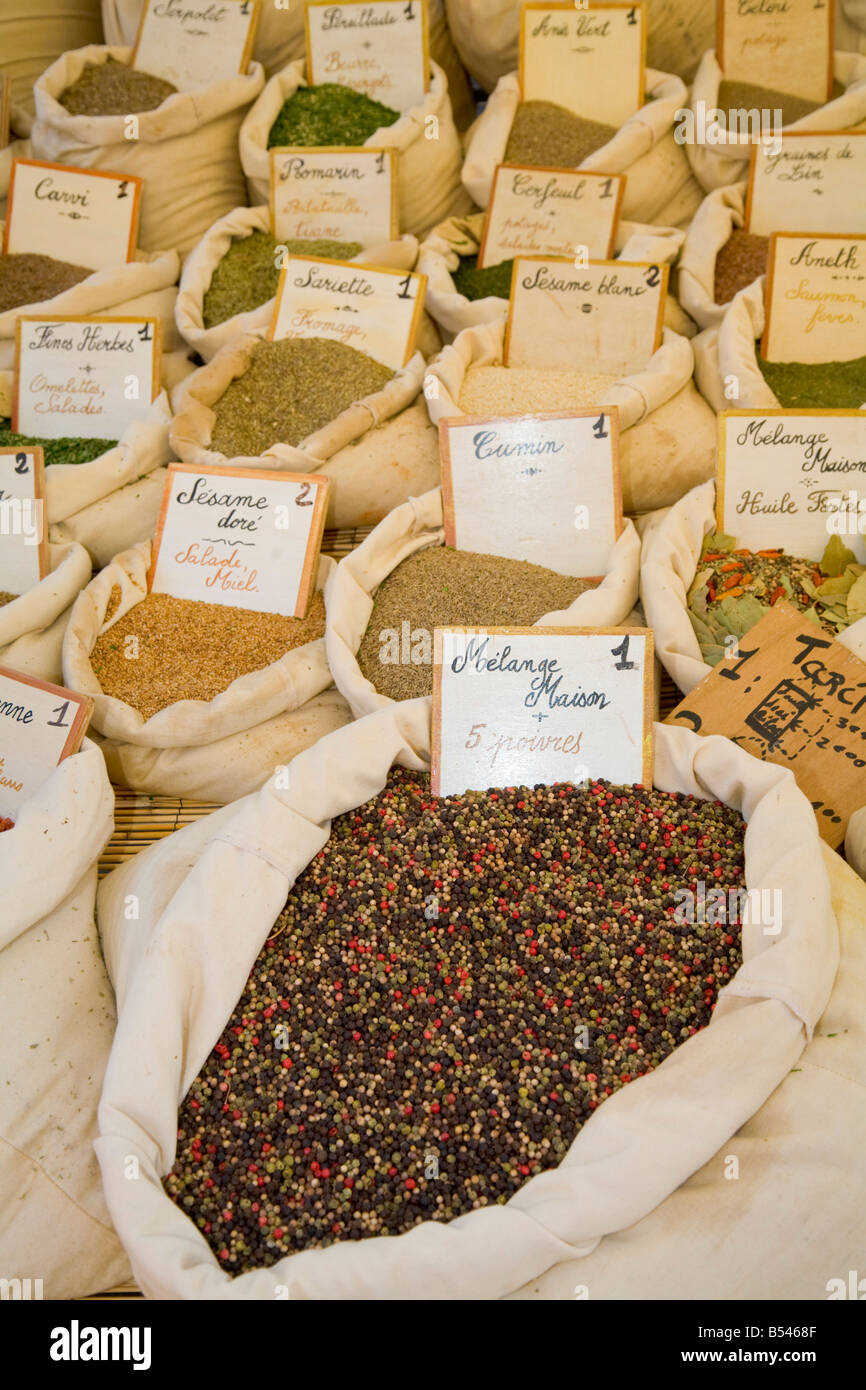 Eine Vielzahl von Gewürzen (Pfefferkörner im Vordergrund) wird an einen Bauernmarkt in Sainte-Maxime an der Cote d ' Azur angeboten Stockfoto