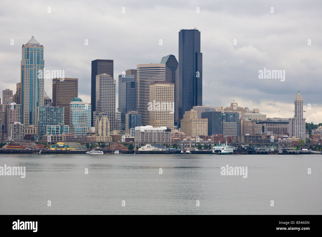 Fähre am Dock in der Innenstadt von Seattle, Washington Stockfoto