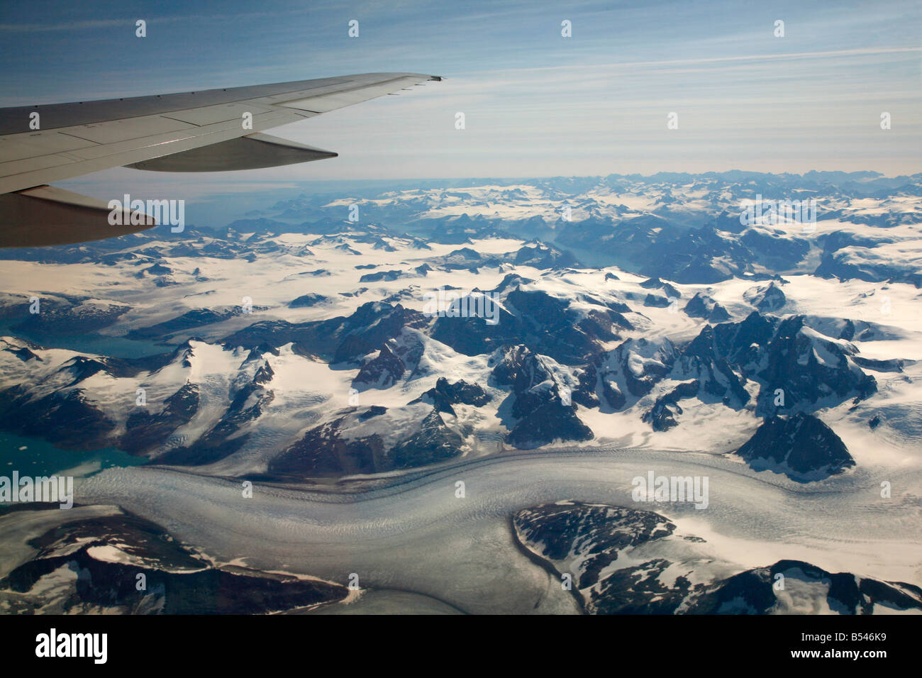 Aug 2008 - bedeckt ein Blick aus dem Flugzeug über den Schnee Berge Greenalnd Stockfoto