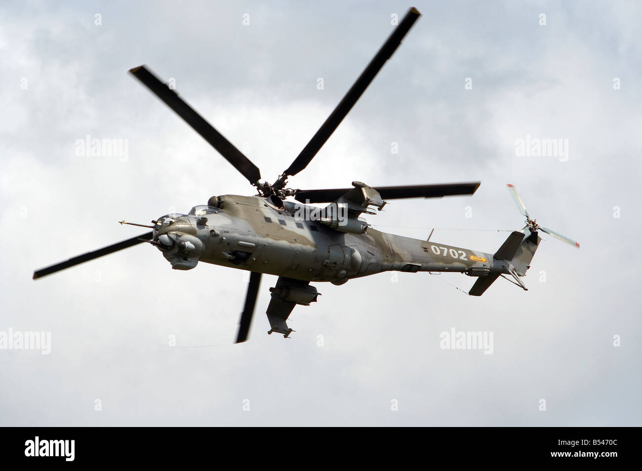 Schuss von fliegenden Kampfhubschrauber - Streitkräfte - Aircraft Bewaffnung - Modell der Hubschrauber mi24 - mi35 Stockfoto