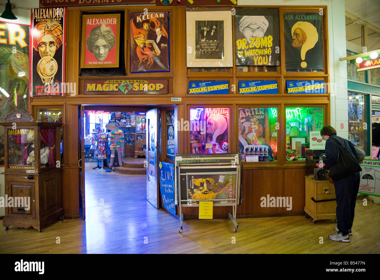 Frau mit gedrückt Penny Souvenir Maschine am Pike Place Magic Shop im Untergeschoss des Pike Place Market in Seattle, WA Stockfoto