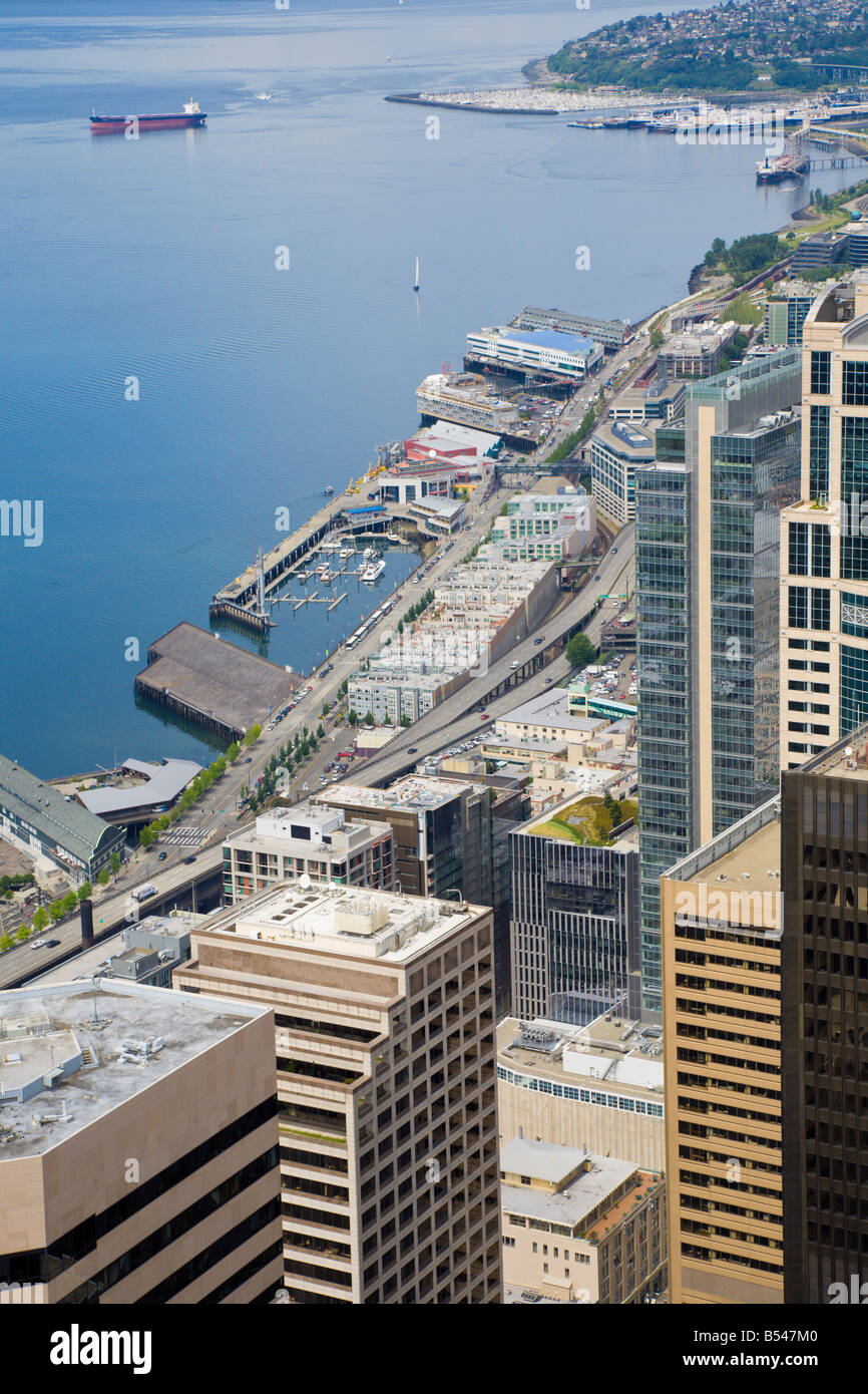 Luftbild von Elliot Bay und Waterfront District von Seattle, Washington, USA Smith Tower entnommen Stockfoto