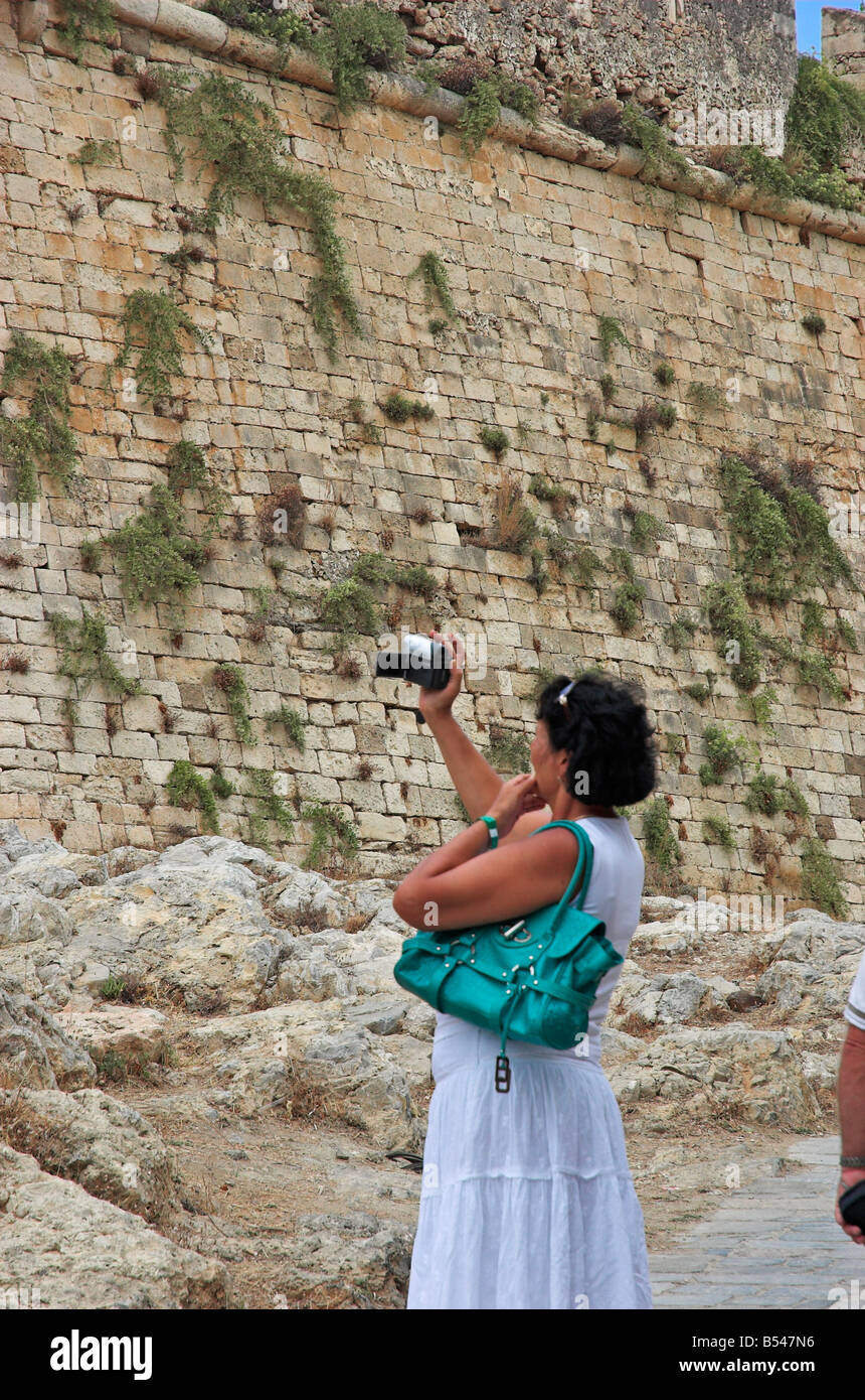 Frau mit digital Video Kamera filmt venezianische Festung in Rethymnon Kreta Griechenland September 2008 Stockfoto