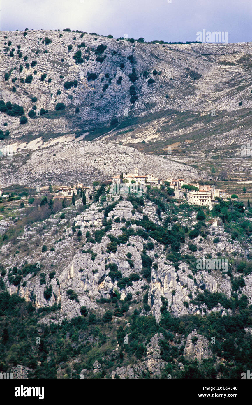 Dorf von Gourdon Alpes-MAritimes 06 französische Riviera Côte d ' Azur PACA Frankreich Europa thront Stockfoto