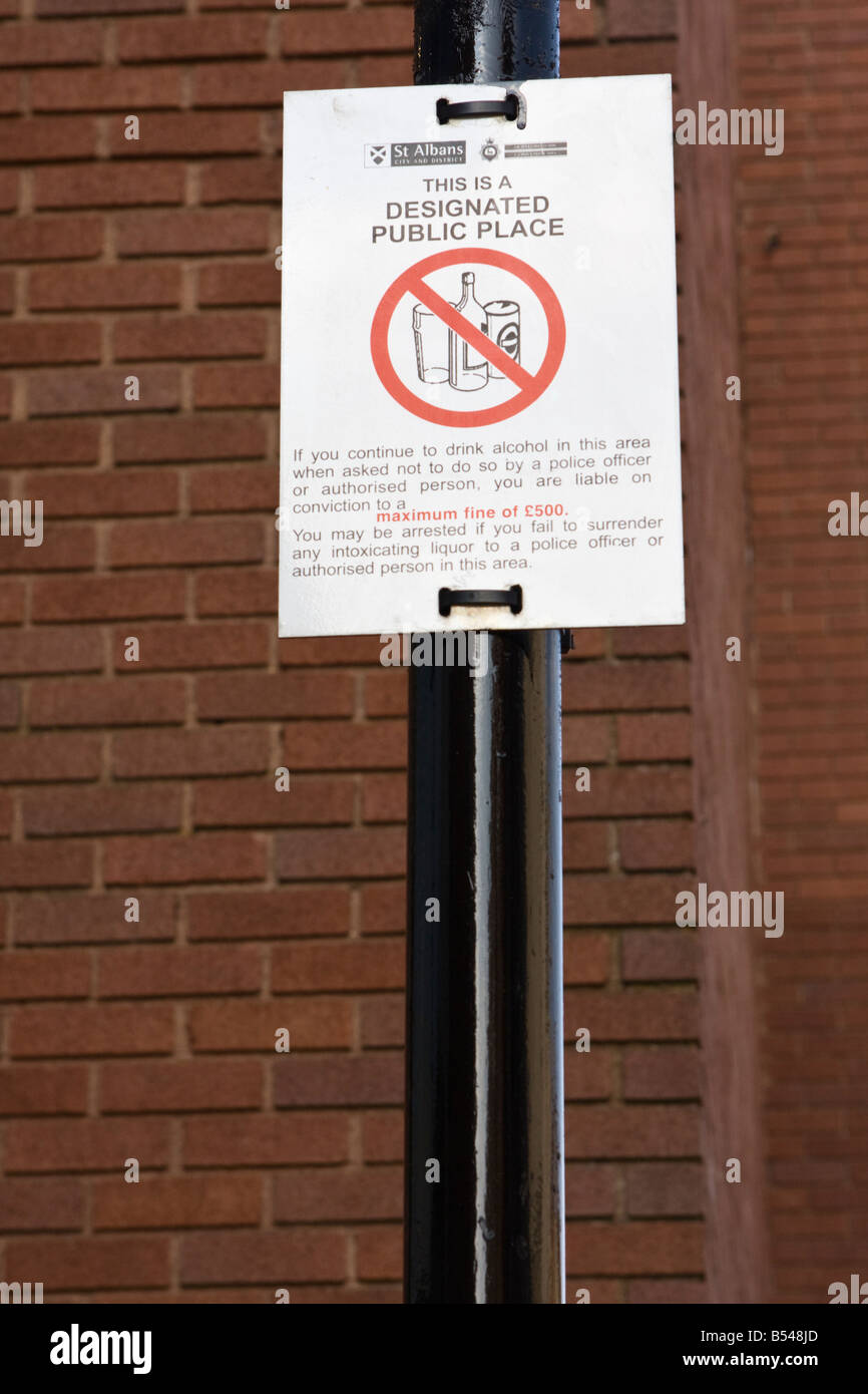 Vorgesehenen öffentlichen Schild besagt, dass das Trinken von Alkohol verboten ist und zu einer 500GBP-Strafe Stockfoto