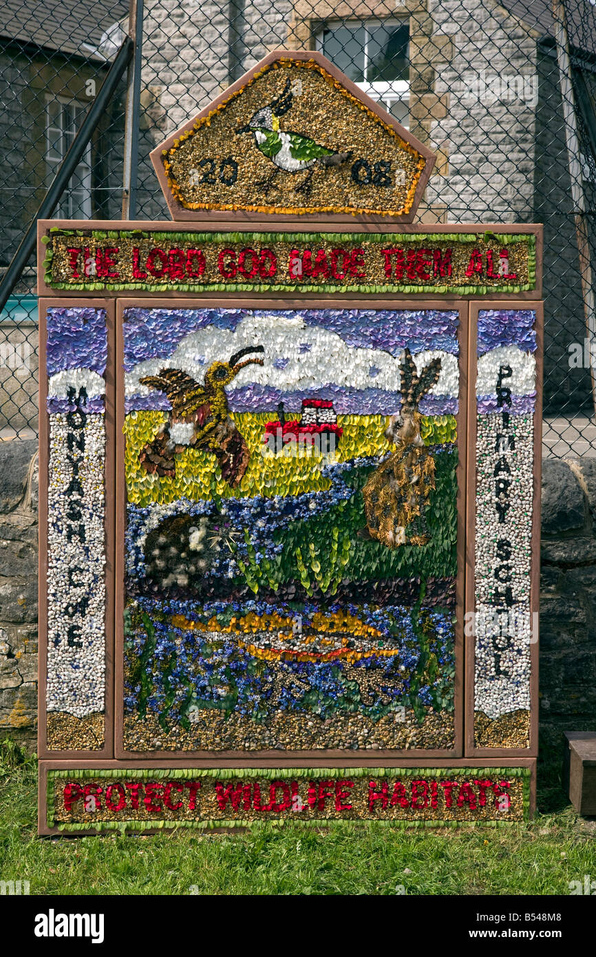 gut kleiden an Monyash Kirche England der Primärschule 2008 Thema von Lebensräumen schützen Stockfoto