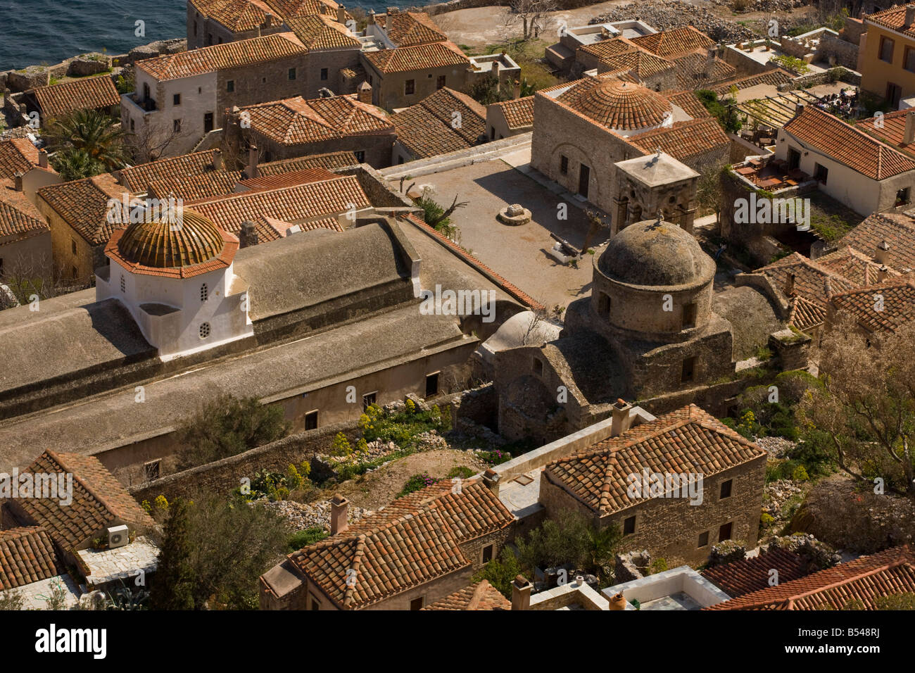 Der mittelalterlichen Mauern umgebene Küstenstadt von Monemvasia Peloponnes Süd Griechenland Stockfoto