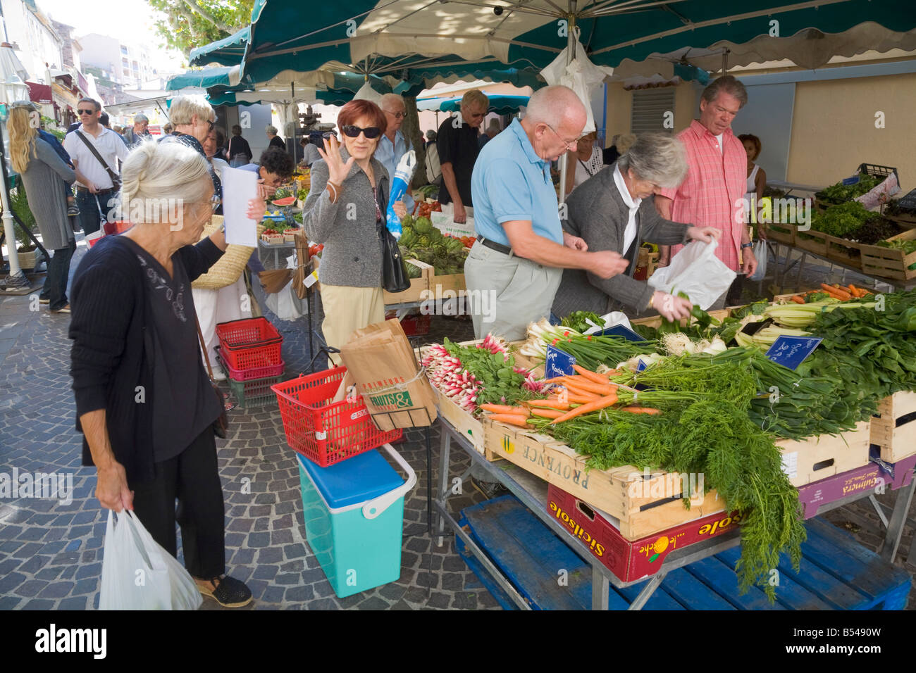 Einkaufen auf einem provenzalischen Wochenmarkt in Sainte-Maxime an der Cote d ' Azur / Provence Stockfoto