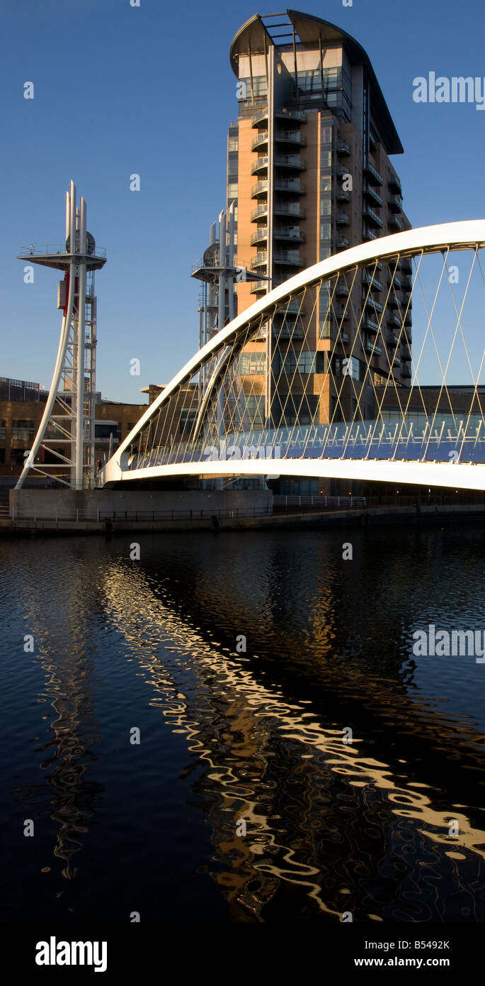 Lowry Brücke Reflexionen in Salford quays Stockfoto