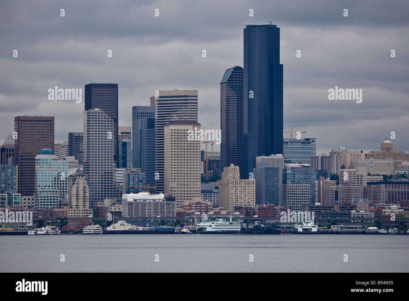 Skyline von Seattle an einem typischen bewölkten Tag von Elliot Bay Stockfoto