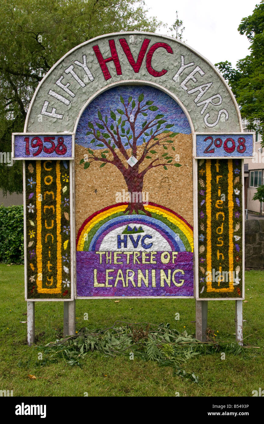traditionellen englischen Dorf gut putzt am Hope College zeigt Baum des Lernens Stockfoto
