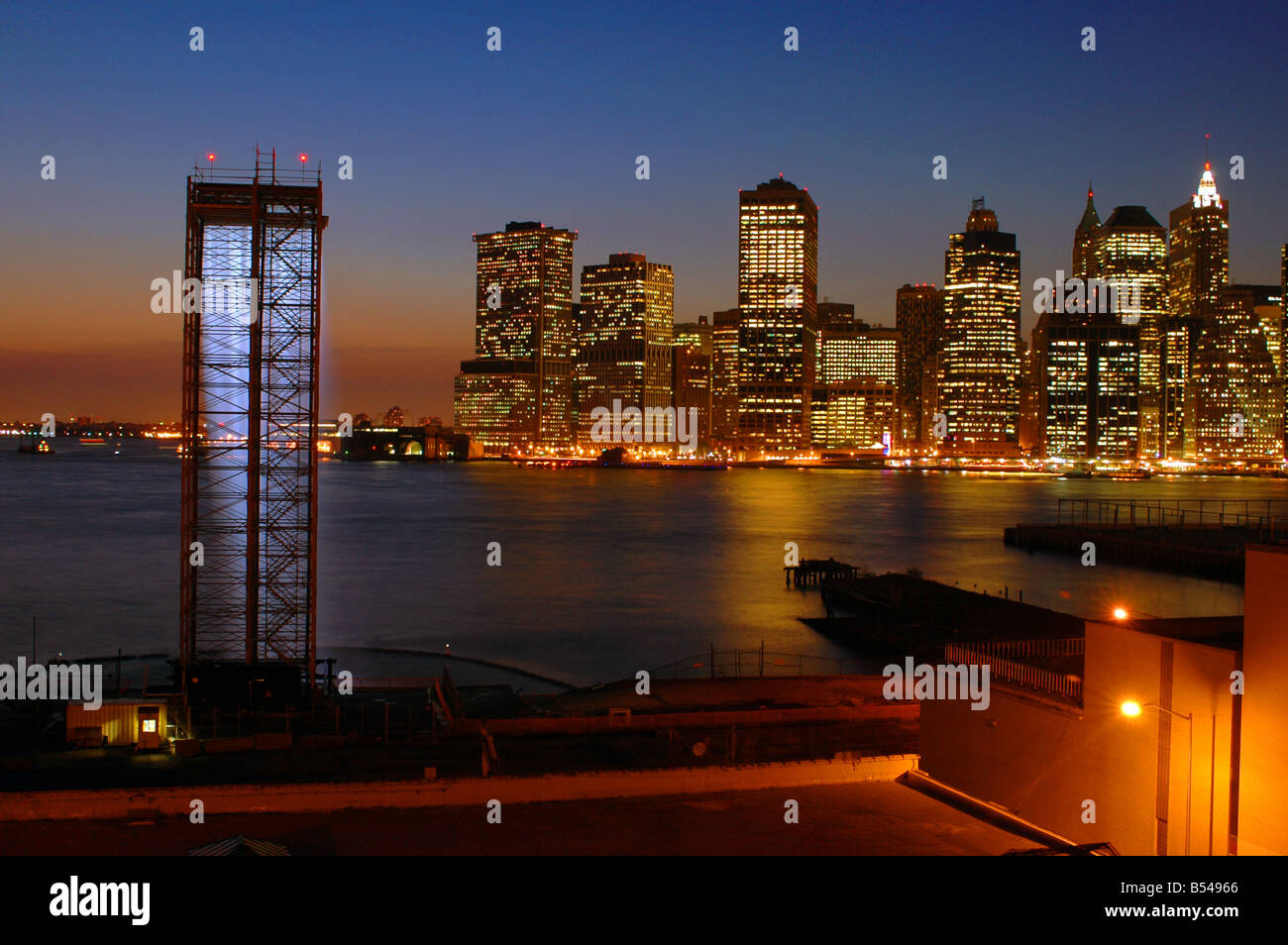 Olafur Eliasson Kunst im öffentlichen Raum Wasserfall in Manhattan East River mit Blick aus Brooklyn Höhe vom 26. Juni bis Oktober 2008 Stockfoto