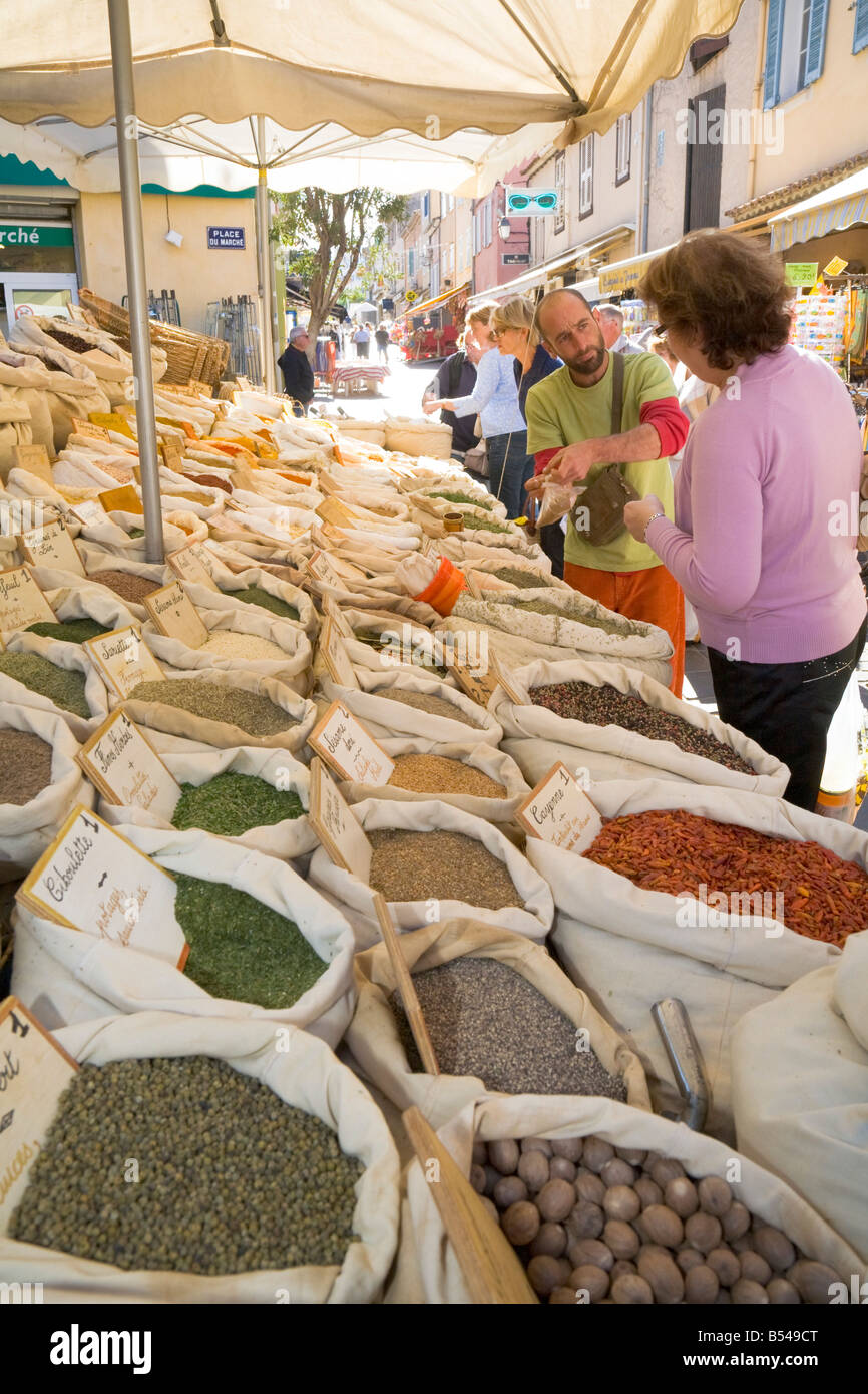 Eine Vielzahl von Kräutern und Gewürzen wird angeboten auf einem Bauernmarkt in Sainte-Maxime an der Cote d ' Azur / Provence Stockfoto