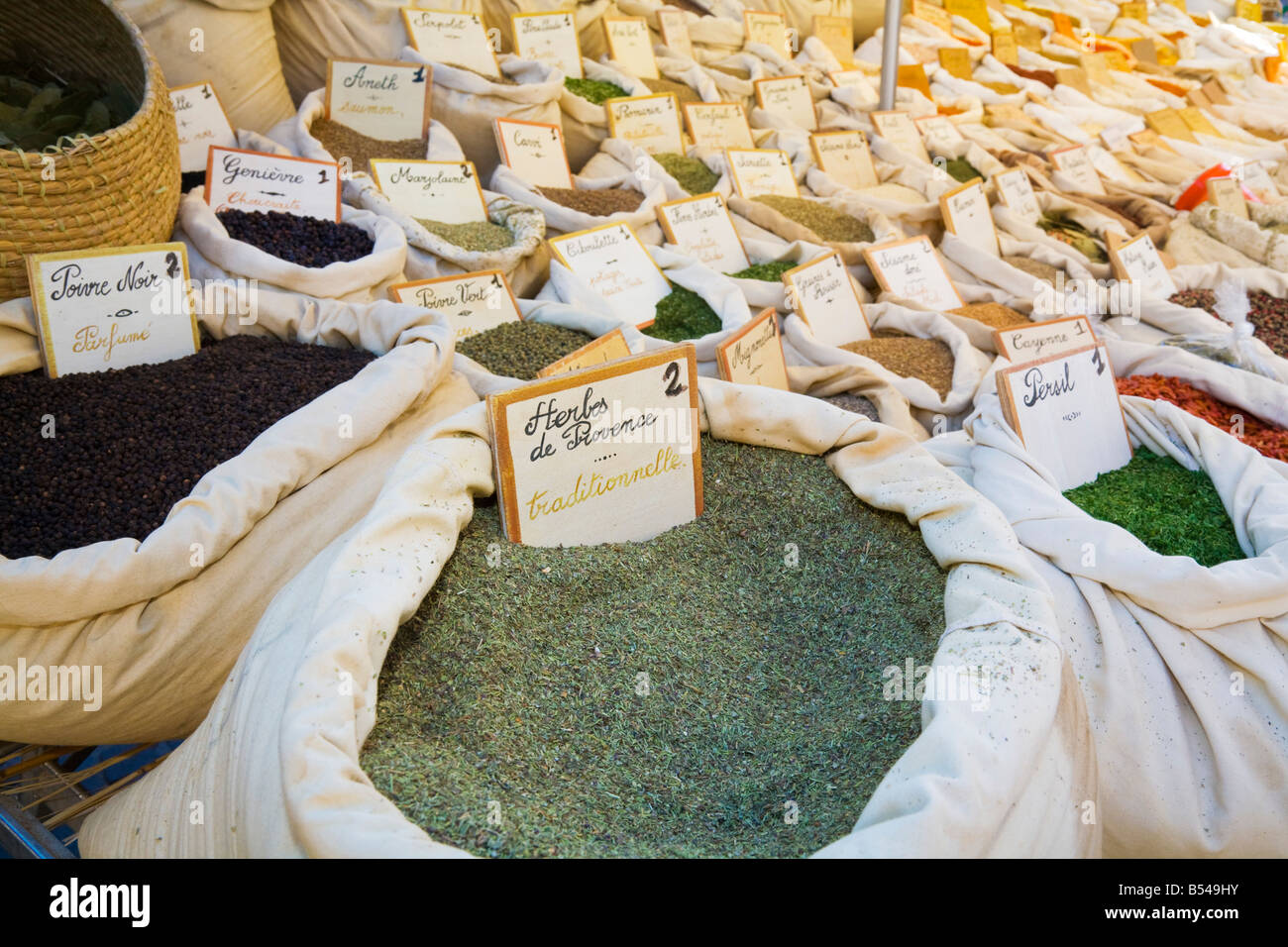 Eine Vielzahl von Kräutern und Gewürzen (provenzalische Kräuter im Vordergrund) wird an einen Bauernmarkt in der Provence angeboten Stockfoto