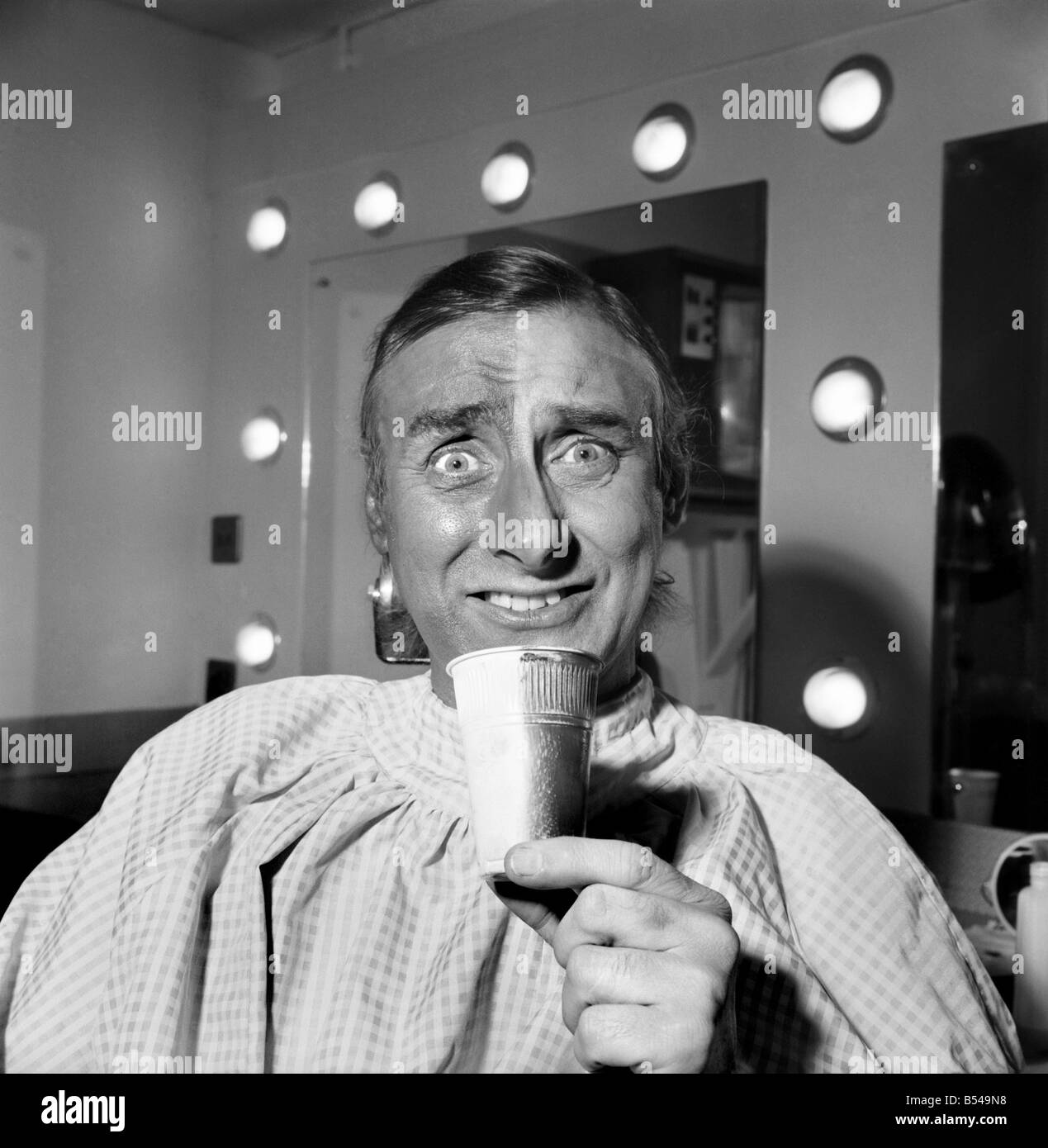 Spike Milligan, aus denen für seine Rolle in seiner neuen TV-Serie als ein Pakistani. Die Serie aus der Feder von Johnny Speight, nennt man Curr Stockfoto