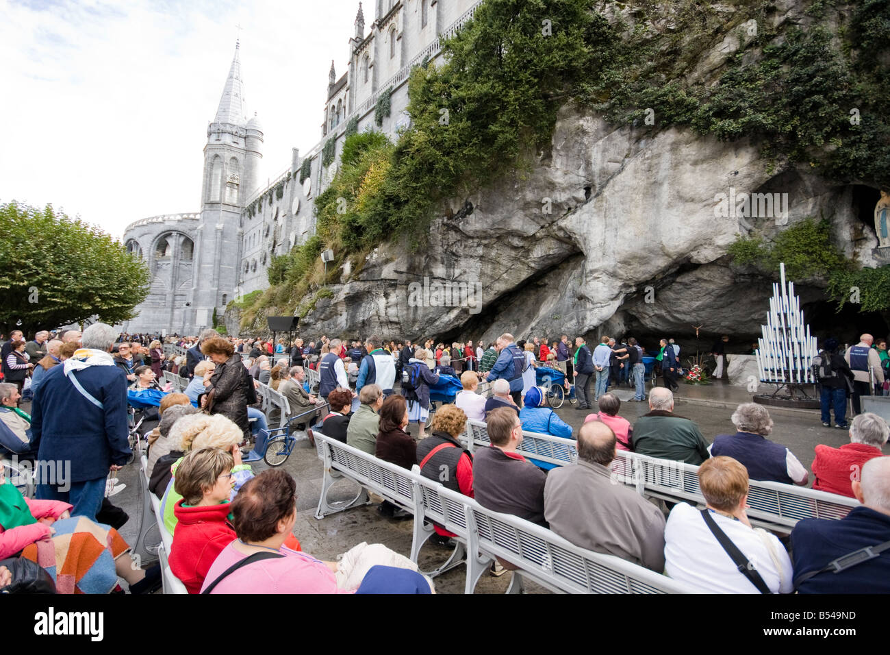 Warten auf die heilige Höhle - Lourdes, Südfrankreich Stockfoto