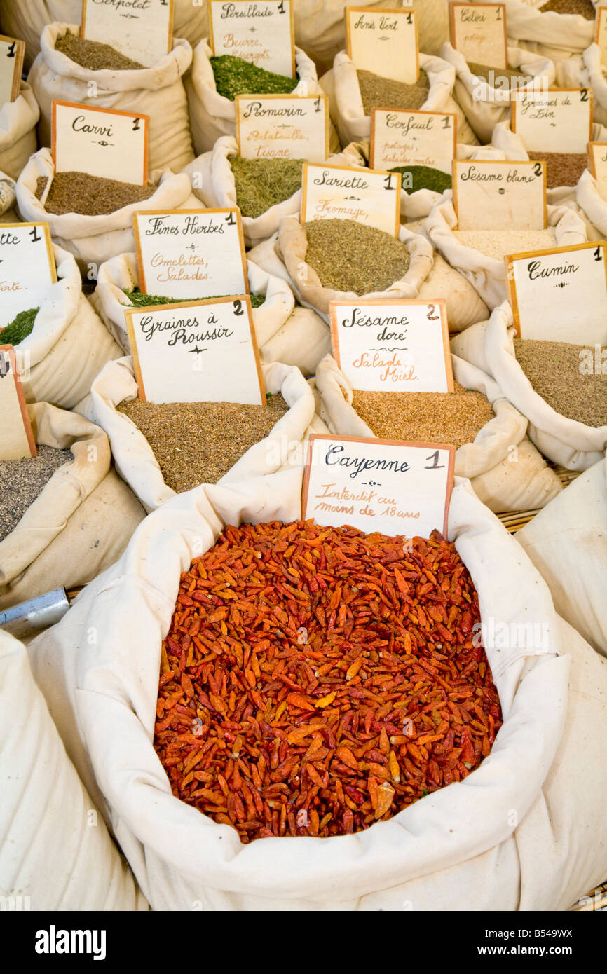 Eine Vielzahl der Gewürze (Cayennepfeffer im Vordergrund) wird an einen Bauernmarkt in Sainte-Maxime an der Cote d ' Azur angeboten Stockfoto