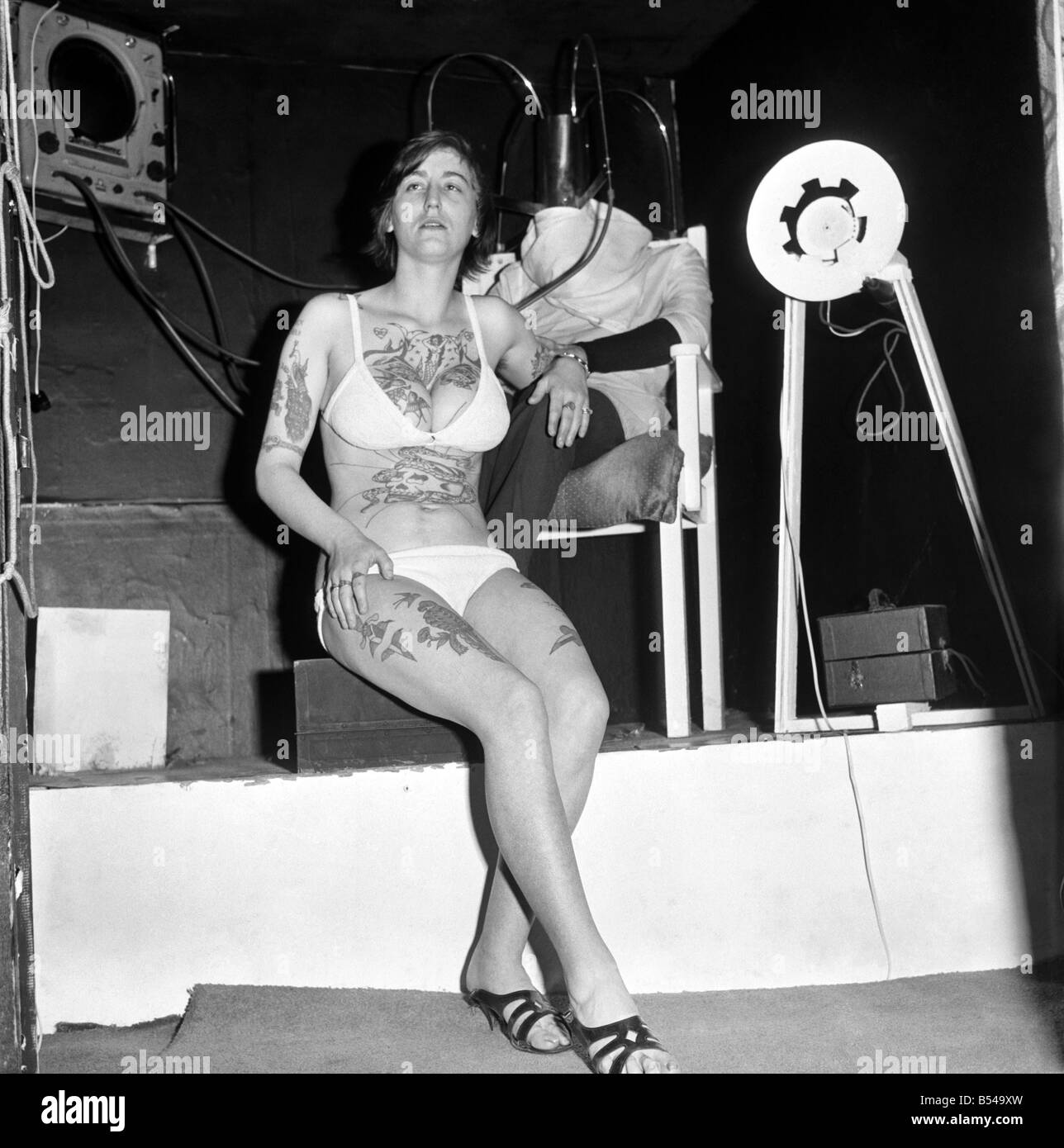 Frau mit Tätowierungen posiert auf ihre Heimat zeigen ihre Körperkunst. &#13; &#10; November 1969 &#13; &#10; Z10741-001 Stockfoto