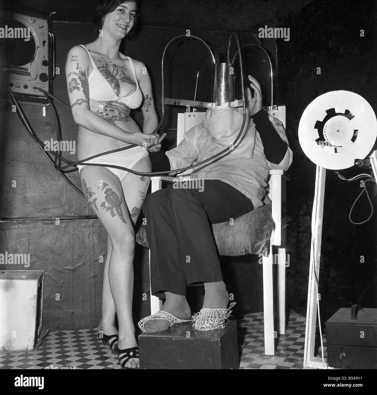 Frau mit Tätowierungen posiert auf ihre Heimat zeigen ihre Körperkunst. &#13; &#10; November 1969 &#13; &#10; Z10741-002 Stockfoto
