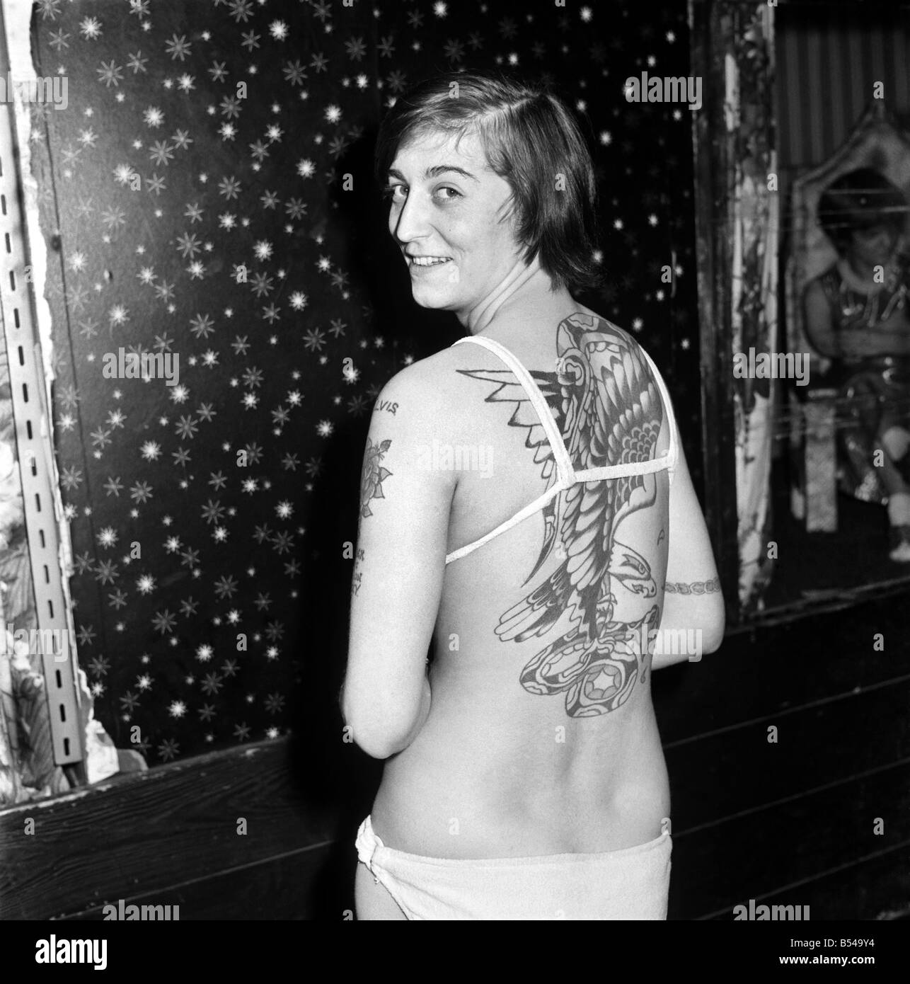 Frau mit Tätowierungen posiert auf ihre Heimat zeigen ihre Körperkunst. &#13; &#10; November 1969 &#13; &#10; Z10741 Stockfoto