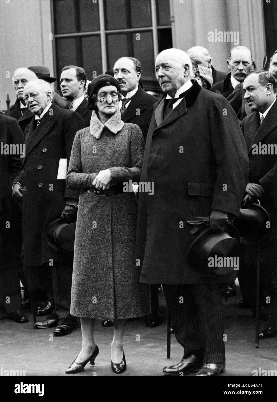 Die Gräfin von Oxford und Asquith bei der Enthüllung von Stanley Baldwin einer Statue von der spät Marquis Curzen von Keddleston in den Gärten des Carlton House Terrace. Die Statue ist in der Nähe der späten London Curzen Hauses. ; Ca. 1940; P016861 Stockfoto