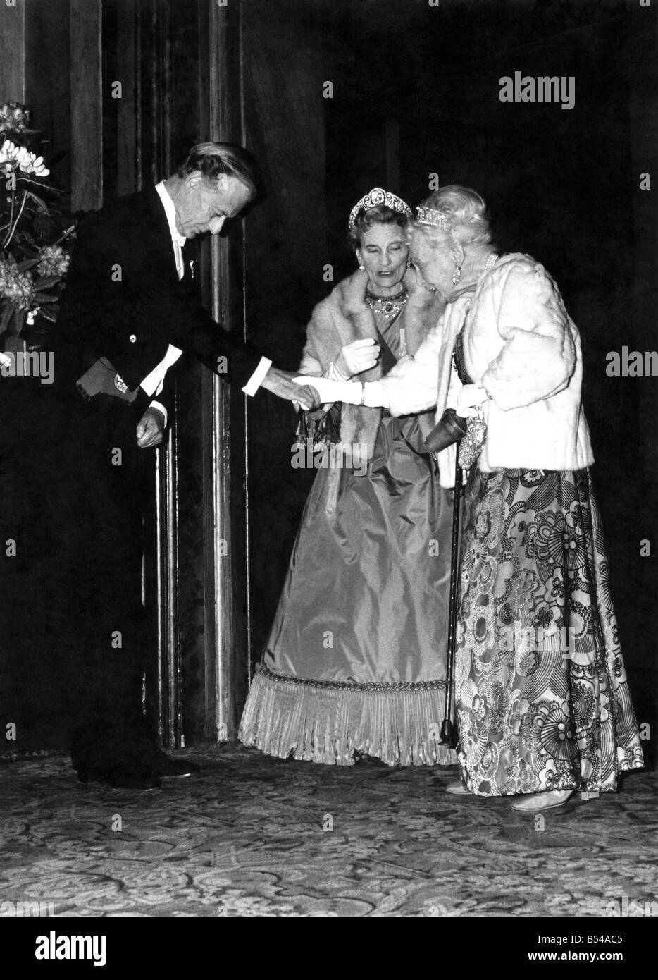 Am Montag, 30. Mai 1977 besuchte die Queen und Prinz Phillip, begleitet von anderen Mitgliedern der königlichen Familie, ein silbernes Jubiläum Gala-Vorstellung am Royal Opera House, Covent Garden, wo sie Auszüge aus Oper und Ballett sahen. Prinzessin Alice St. Glouceter (links) und Prinzessin Alice, Courtess St. Athlone. Mai 1977 P016908 Stockfoto