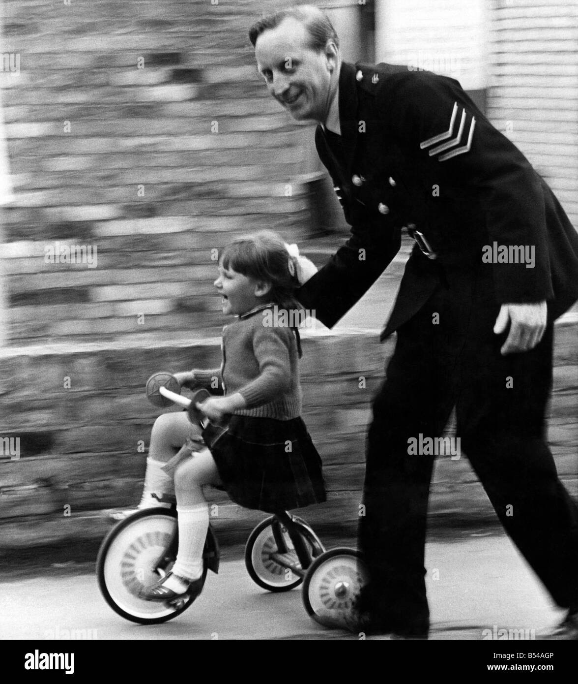 Polizei-Sergeant Rex Clarke schieben entlang 4 jährige ging Deidre Attersale nachdem sie ging nach Cambridge Fahrrad Pfund auf der Suche nach Stockfoto