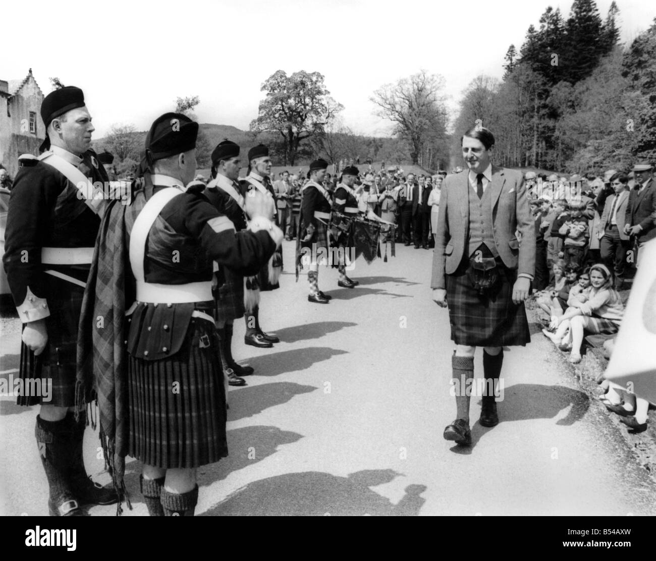 Aufmerksamkeit zu meiden! Seine Gnade der Duke of Atholl, hat seine ganz eigenen Privatarmee, die Atholl Highlanders. Der Herzog, Kommandant der Highlanders, die einzige private Armee in Europa bietet seine Truppen vor dem Einmarsch in Aktion. Nicht, traurig zu sagen, gegen einige Raubritter oder Emporkömmling Ritter. Stattdessen war das Ziel der Einnahme von mehr Touristen für den Herzog Perthshire Castle, Schottland. Und es war Mission erfüllt so Hunderte von Zuschauern die Wiesen um die Highlanders von ihren Kommandanten überprüft sehen überfüllt Stockfoto