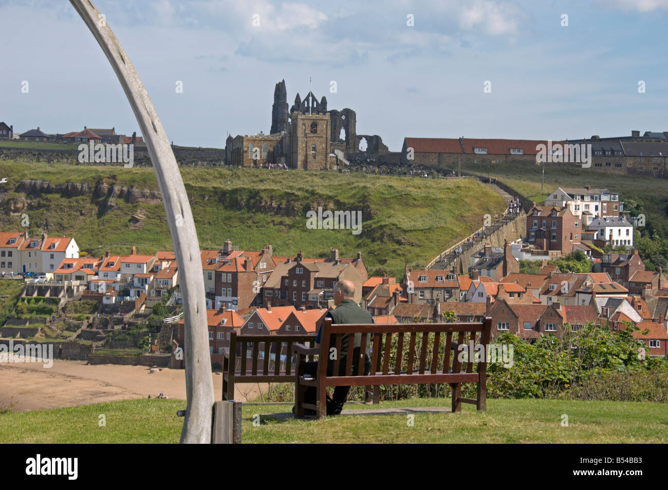 Blick über Hafen von West Cliff Wal Kieferknochen zur Treppe und Abtei Whitby North Yorkshire England Juli 2008 Stockfoto