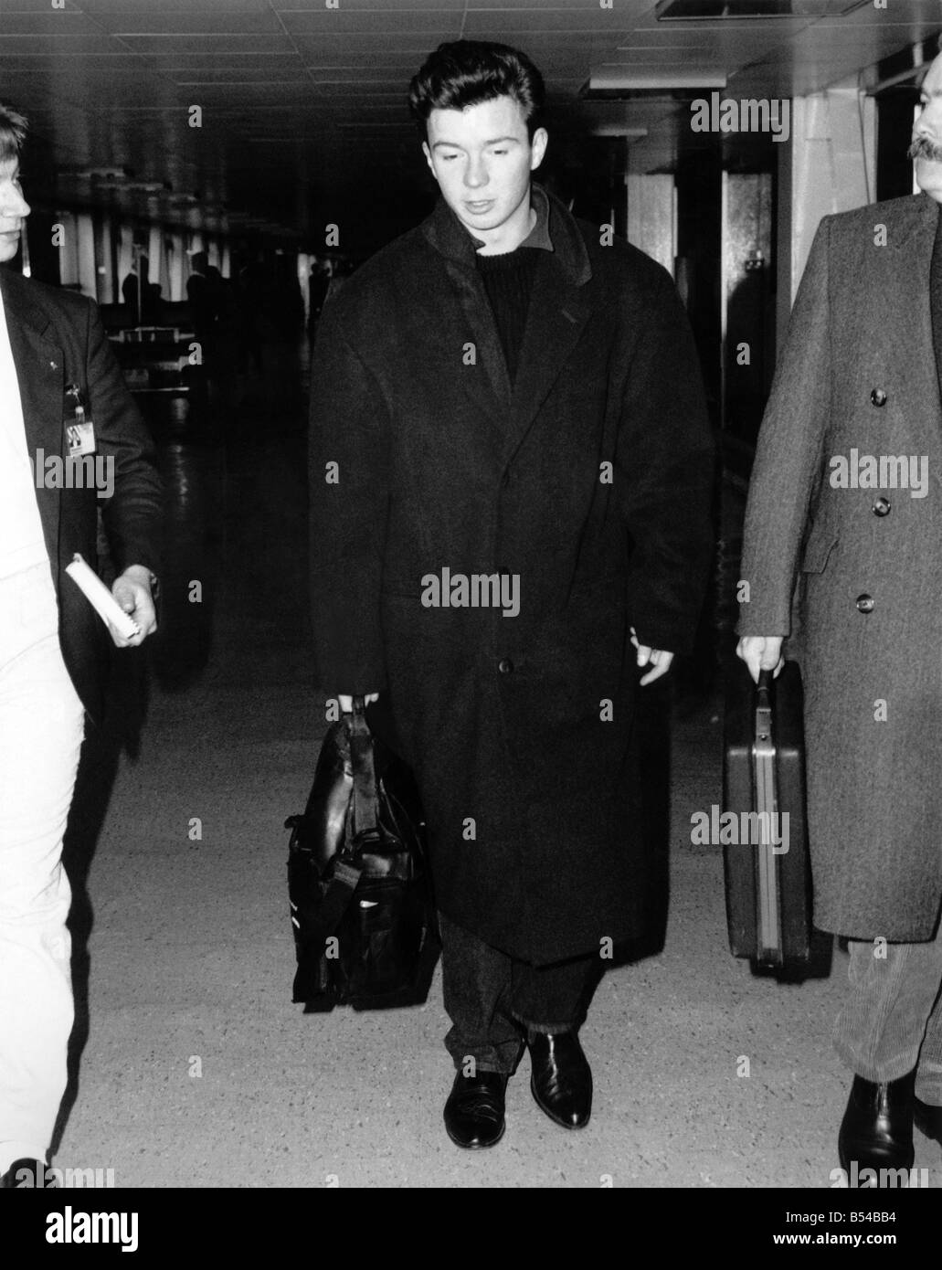 Pop-Sängerin Rick Astley war gestern am Flughafen Heathrow und suchte dezidiert nach unten in den Mund. ; Januar 1988; P017178 Stockfoto