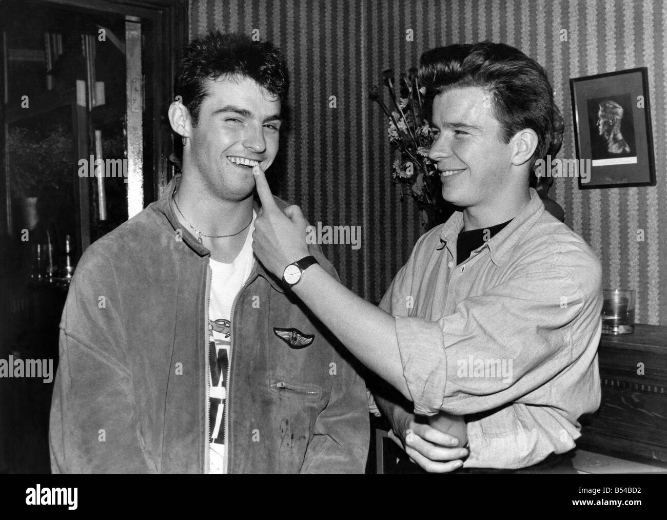 Rick Astley mit Wet Wet Wet Sängerin Marti Pellow im Rampenlicht. September 1987 P017189