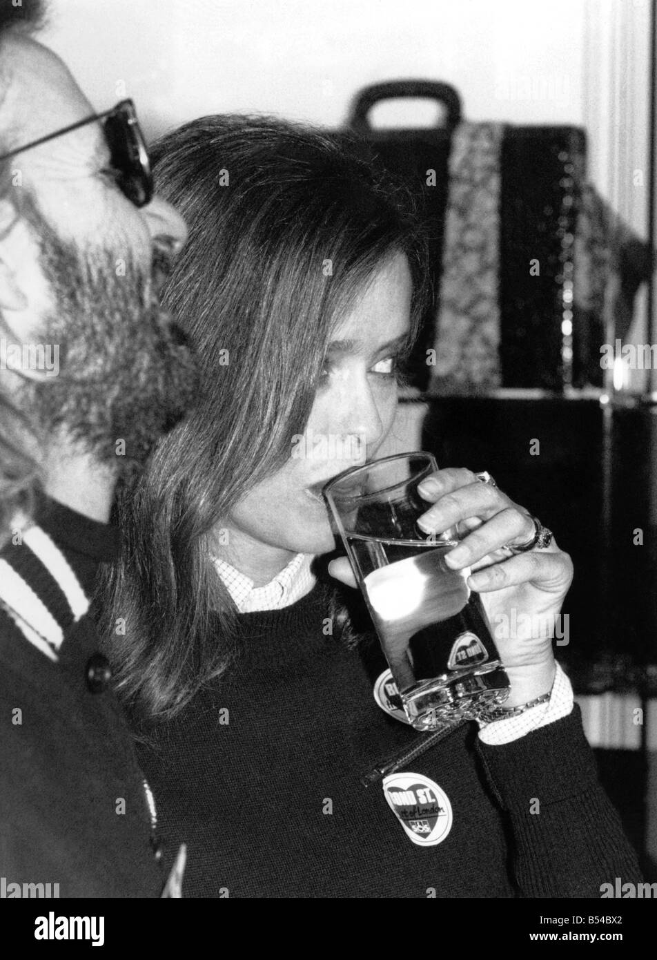 Pop-Idol klebt Ringo Starr mit seiner Frau, der ehemalige James Bond-Girl Barbara Bach, ein Glas Wasser. Februar 1989-P017287 Stockfoto