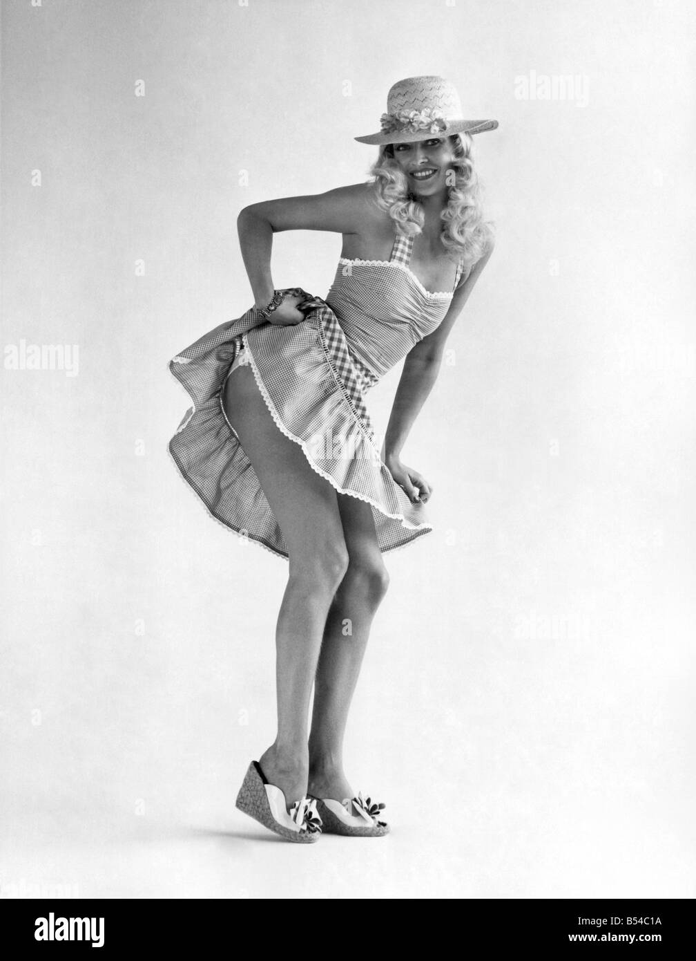 Mode-1970: große Ausrüstung aus dem Herzen von A New Swinging City. In jedem europäischen Land gibt es eine Stadt, die viel breiter und höher als alle anderen schwingt. In Deutschland ist München. Mode gibt es an der Bühne Swinging London war in der Mitte der sechziger Jahre. Die Kleider sind unverschämt für die Jugend ausgerichtet und ziemlich. Umfragen zeigen, dass in Deutschland mehr als in jedem anderen europäischen Land Frauen kleiden sich nach was Mode-Dekrete. Aber die Deutschen haben einige ihre eigenen Ideen. Die Kleidung, die, denen Sie zur Auswahl haben, International gekauft oder Massenware Stockfoto