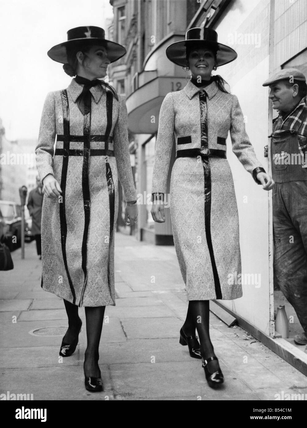 Mode Kleider Frauen In Kleider Und Hute In Einer Reihe Stehen 1960er Jahre Additional Rights Clearance Info Not Available Stockfotografie Alamy
