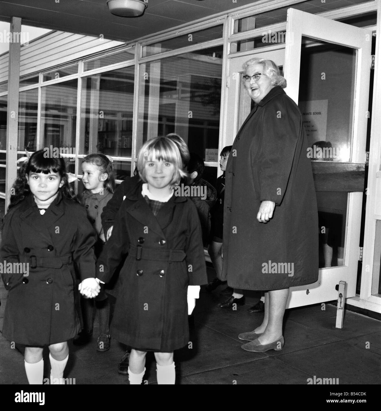 Bildung Schule: Miss Marjorie Wilson, Schwester des Premierministers, nicht die Lehrer streiken mitmachen aber besuchte die Schule in Biscoveey, Cornwall. In Ermangelung von Angestellten Lehrern Hirten Direktorin Miss Wilson die Kinder aus der Schule und in den Schulbus. November 1969 Z11197-005 Stockfoto