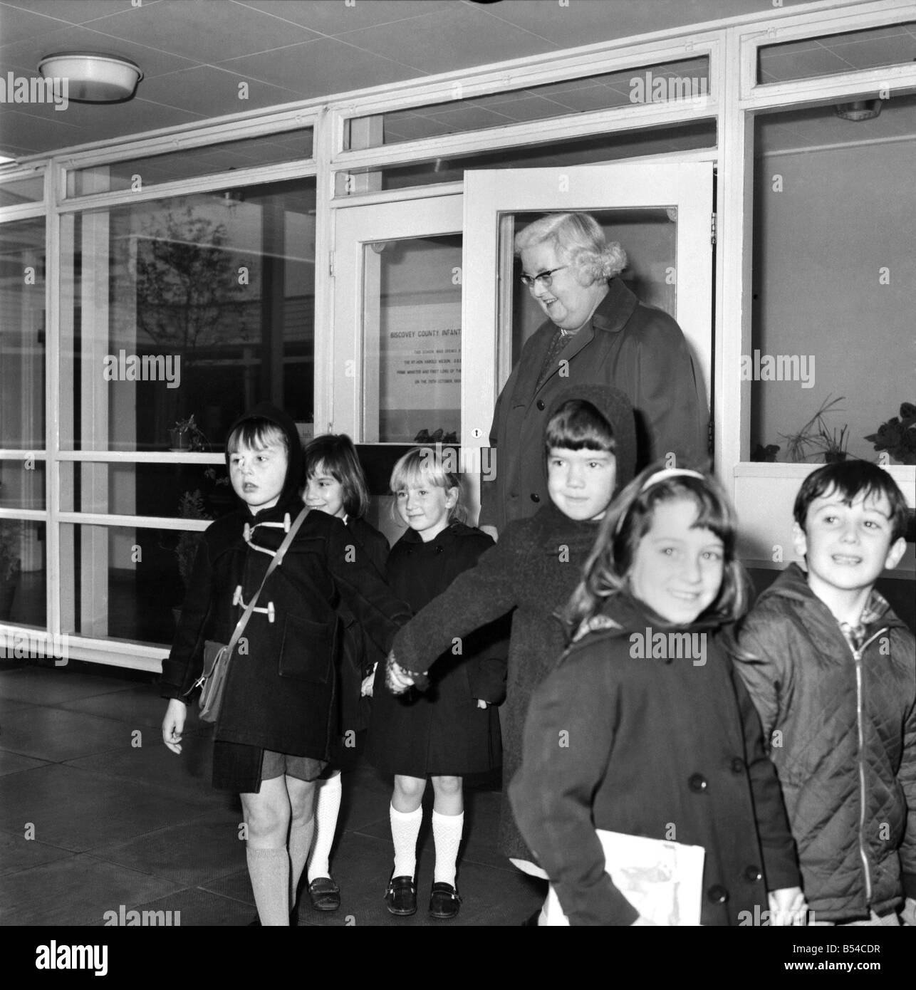 Bildung Schule: Miss Marjorie Wilson, Schwester des Premierministers, nicht die Lehrer streiken mitmachen aber besuchte die Schule in Biscoveey, Cornwall. In Ermangelung von Angestellten Lehrern Hirten Direktorin Miss Wilson die Kinder aus der Schule und in den Schulbus. November 1969 Z11197 Stockfoto